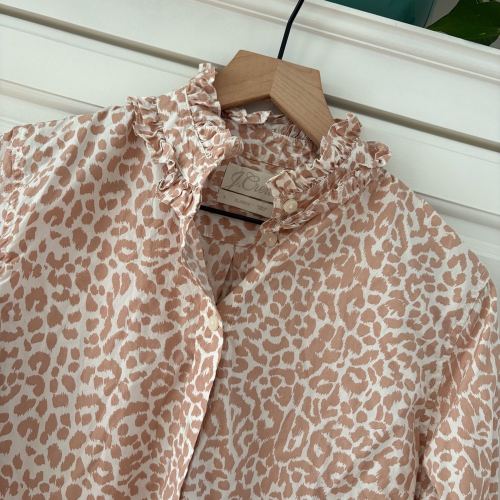 J Crew 8 Classic Fit Ruffle Button Down Shirt in Pink Leopard - Picture 3 of 5